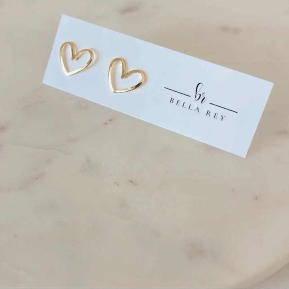 Open heart stud earrings ❤️